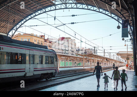 Valencia Espagne,Estacio del Nord,Renfe gare,plate-forme,intérieur,passagers,voies,train,famille,silhouette,ES190831029 Banque D'Images