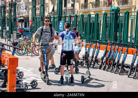 Valence Espagne, gare de Renfe, MOVO kick scooter partage service, location station d'accueil, homme, garçon, adolescent, amis, transport vert, ES190831049 Banque D'Images