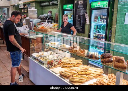 Valence Espagne,Estacio del Nord,Renfe gare, intérieur,la Cerveceria,brasserie,café,bar,comptoir,sandwich snacks exposition,femme,homme,a Banque D'Images