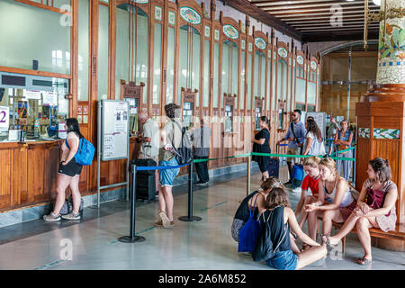 Valence Espagne,Estacio del Nord,Renfe gare,intérieur,passagers passagers,navetteurs,femme,homme,fille,adolescent,assis,guichets,ES1 Banque D'Images