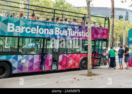 Barcelone Espagne,Catalogne les Corts,Avinguda Diagonal,bus Turistic,bus touristique à impériale,homme,femme,embarquement,passagers excursions,ES190901007 Banque D'Images