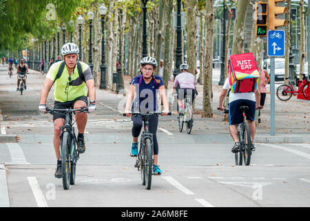 Barcelone Espagne,Catalogne les Corts,Avinguda Diagonal,promenade,pistes cyclables désignées,cycliste,équitation,casque,homme,père,adolescent,fille,fille,couple,fi Banque D'Images