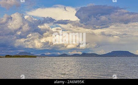 De grands nuages de tempête puissante sur le lac Balaton en Hongrie Banque D'Images