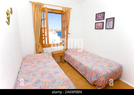 Chambre Lits Jumeaux avec Vue sur la mer à Minorque Banque D'Images