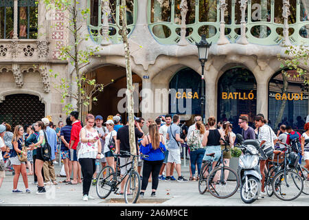 Barcelone Espagne,Catalonia Passeig de Gracia,Casa Batllo,extérieur,architecture moderniste,par Antoni Gaudi,site,ligne,file,homme,femme,ES190901105 Banque D'Images