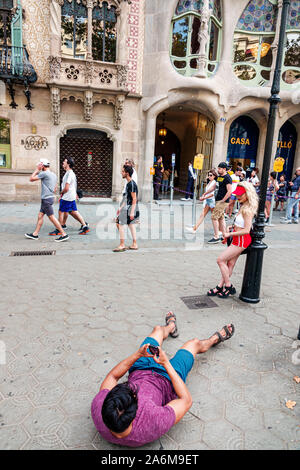 Barcelone Espagne,Catalogne Passeig de Gracia,Casa Batllo,extérieur,architecture moderniste,par Antoni Gaudi,monument,homme,femme,couple,pose,prise de photo, Banque D'Images