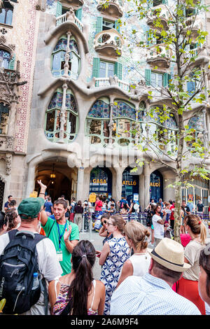 Barcelone Espagne,Catalogne Passeig de Gracia,Casa Batllo,extérieur,architecture moderniste,par Antoni Gaudi,site,guide,parlant,homme,femme,ES19090 Banque D'Images