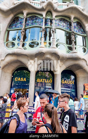 Barcelone Espagne,Catalogne Passeig de Gracia,Casa Batllo,extérieur,architecture moderniste,par Antoni Gaudi,monument,homme,femme,adolescent,garçon,fille,famille,ES1909 Banque D'Images