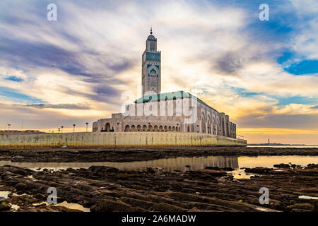 Vue de la mosquée Hassan II au coucher du soleil - La Mosquée Hassan II ou Grande Mosquée Hassan II est une mosquée à Casablanca au Maroc. Banque D'Images