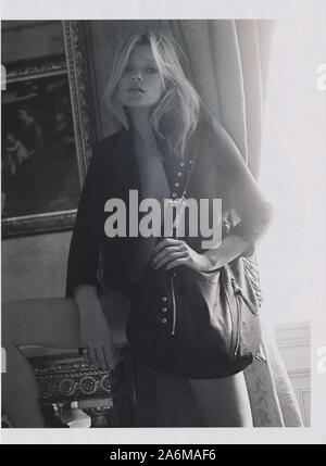 Affiche publicitaire de la maison Longchamp avec Kate Moss dans la version papier du magazine de l'année 2010, de la publicité, publicité de creative Longchamp 2010s Banque D'Images