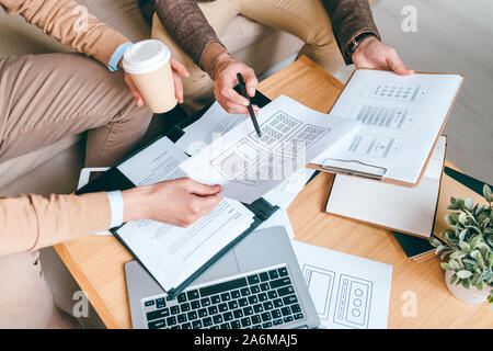 Mains de jeunes designers créatifs ou développeurs discutent de nouvelles exemples de logiciel Banque D'Images