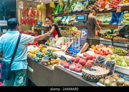 Barcelone Espagne,Catalonia Mercat de Sant Antoni marché,bâtiment historique,intérieur,vente,fruits frais,vendeur stand,pêches,p Banque D'Images