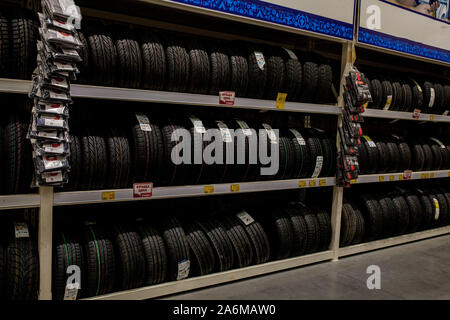 Ivano-Frankivsk, Ukraine, 26 août 2019 : Rack avec variété de pneus de voiture automobile en magasin. Banque D'Images