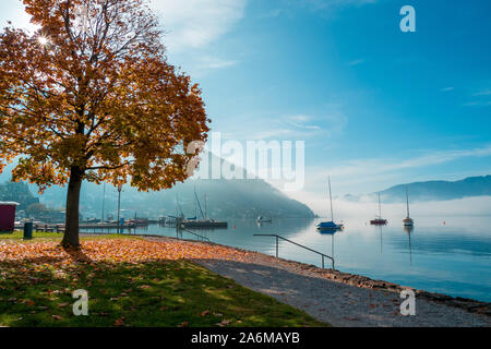 Vue en contre-jour des bateaux ancrés au Traunsee à Gmunden, en Autriche avec l'OÖ, Grünberg et l'augmentation de Traunstein en arrière-plan Banque D'Images