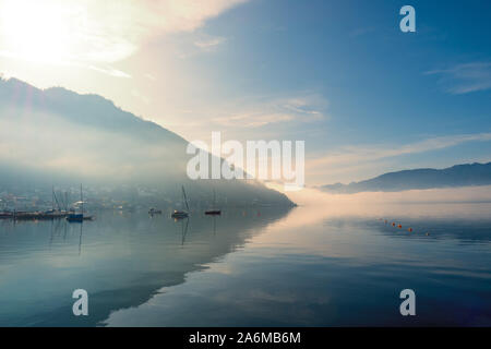 Vue en contre-jour des bateaux ancrés au Traunsee à Gmunden, en Autriche avec l'OÖ, Grünberg en hausse dans l'arrière-plan Banque D'Images