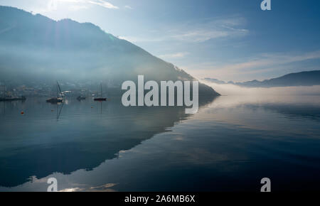 Vue en contre-jour des bateaux ancrés au Traunsee à Gmunden, en Autriche avec l'OÖ, Grünberg en hausse dans l'arrière-plan Banque D'Images