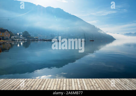 Vue en contre-jour des bateaux ancrés au Traunsee à Gmunden, en Autriche avec l'OÖ, Grünberg en hausse dans l'arrière-plan Banque D'Images
