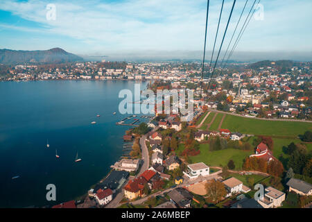 Avis de Gmunden et le Traunsee du Grünberg à Gmunden, Autriche, OÖ, lors d'une journée ensoleillée à l'automne Banque D'Images