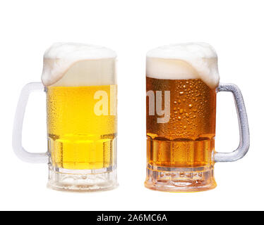 Deux chopes de bière froide frosty sur fond blanc, rouge pale ale et Lager. Banque D'Images