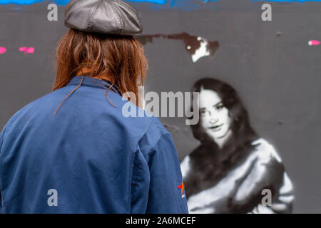 Les artistes de graffiti Loretto en face de son art de Prince Harry et la Princesse Meghan comme un couple de sans-abri, vu de Londres, 2018 Banque D'Images