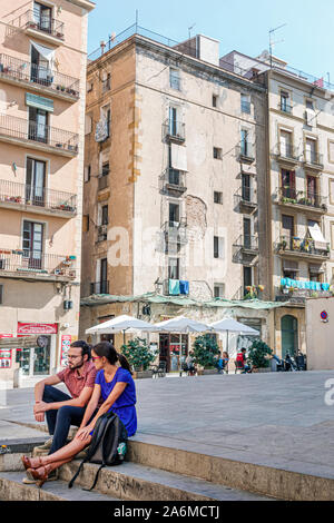 Barcelone Espagne,Catalogne Ciutat Vella,centre historique,Plaza de Joan Capri,place publique,bâtiments résidentiels,homme,femme,jeunes adultes,couple,assis o Banque D'Images