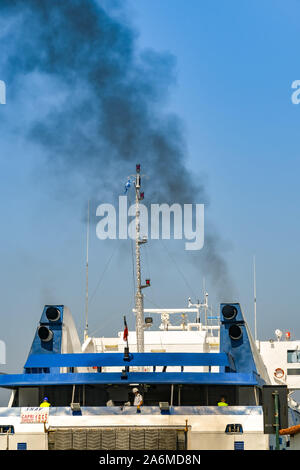 Île de Capri, ITALIE - AOÛT 2019 : fumée noire venant de la canalise d'un grand ferry qu'il quitte le port sur l'île de Capri. Banque D'Images