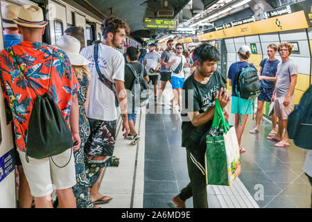 Barcelone Espagne,Catalogne Catalunya,Autoritat del transport Metropolita ATM,Metro,Jaume I station de métro,transports en commun,plate-forme,homme hommes a Banque D'Images