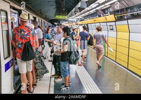 Barcelone Espagne,Catalogne Autoritat del transport Metropolita ATM,Metro,Jaume I station de métro,plate-forme,homme,passager,passager,train,sortie,boa Banque D'Images