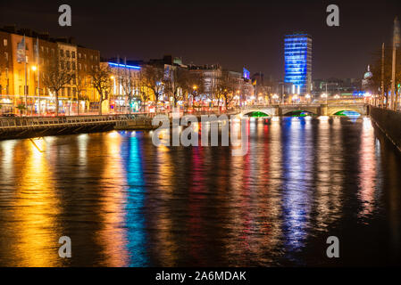 Vue de nuit sur le centre-ville de Dublin et la rivière Liffey en hiver Banque D'Images