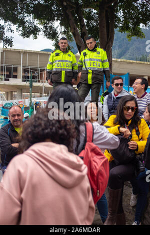 Bogota, Cundinamarca / Colombie, le 8 août 2019 : les agents de police à regarder la foule des habitants et les touristes Banque D'Images