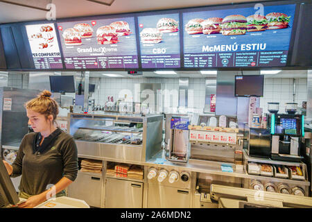 Barcelone Espagne, Catalogne Cornella de Llobregat, Centre commercial Llobregat, intérieur, aire de restauration, McDonald's, restaurant, comptoir de restauration rapide, menu, fille, adolescent, se Banque D'Images