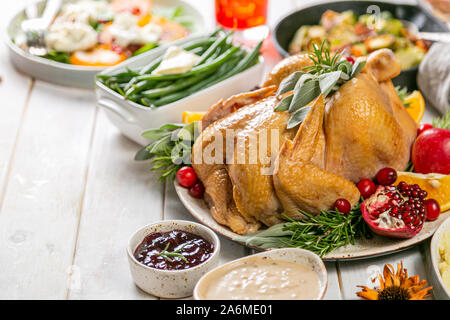 Sélection de l'alimentation de l'action de grâce - la Turquie, purée de pommes de terre, haricots verts, tarte aux pommes sur fond rustique Banque D'Images