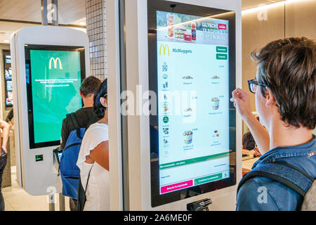 Barcelone Espagne, Catalonia Plaza de Francesc Macia, McDonald's, restaurant, restauration rapide, à l'intérieur, kiosque de commande en libre-service à écran tactile, garçon, adolescent, ES19090405 Banque D'Images