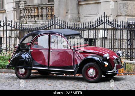 Citroen 2CV Charleston debout sur la rue de Wroclaw. Pologne Banque D'Images