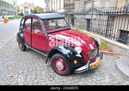 Citroen 2CV Charleston debout sur la rue de Wroclaw. Pologne Banque D'Images