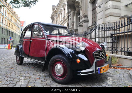 Citroen 2CV Charleston debout sur la rue de Wroclaw. Pologne Banque D'Images