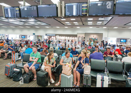 Fort ft. Lauderdale Florida, aéroport international de fort Lauderdale-Hollywood FLL, terminal 2, intérieur, salle d'attente des passagers, sièges, bondés, homme, femme, oreille Banque D'Images