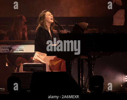 San Francisco, USA. 27 Oct, 2019. Sara Bareilles effectue au cours de sa 'au milieu du chaos' Tour à Chase Center le 26 octobre 2019 à San Francisco, Californie. Credit : MediaPunch Inc/Alamy Live News Banque D'Images