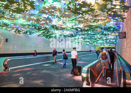 Georgia,Atlanta,Hartsfield-Jackson aéroport international d'Atlanta,à l'intérieur,tunnel souterrain de déplacement de personnes, installation d'art de plafond, œuvres d'art publiques, vol Banque D'Images