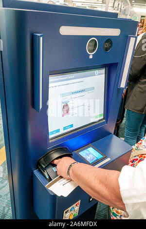 Géorgie,Atlanta,Hartsfield-Jackson aéroport international d'Atlanta,terminal,intérieur,États-UnisDouane & Border protection CBP, entrée mondiale, passeport automatisé Banque D'Images