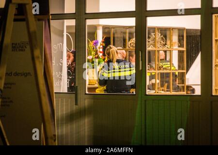 EINDHOVEN, Pays-Bas. 27 Oct, 2019. dutchnews, confus femme menace avec couteau et demande de l'argent le jour de la clôture de la Semaine du Design Néerlandais : Crédit Photos Pro/Alamy Live News Banque D'Images