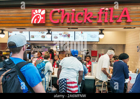 Georgia,Atlanta,Hartsfield-Jackson aéroport international d'Atlanta,à l'intérieur,aire de restauration,Chick-fil-A,restauration rapide, restaurant,poulet,comptoir,Noir,homme,femme,c Banque D'Images