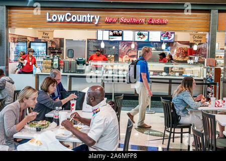 Georgia,Atlanta,Hartsfield-Jackson aéroport international d'Atlanta,à l'intérieur,aire de restauration,Low Country,Southern cuisine,restauration rapide, restaurant,comptoir,Black,ma Banque D'Images