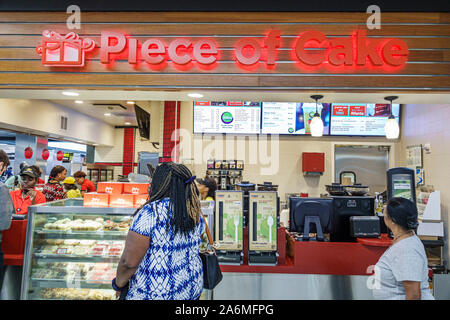 Georgia,Atlanta,Hartsfield-Jackson aéroport international d'Atlanta,intérieur,aire de restauration,morceau de gâteau,boulangerie,bonbons,café, comptoir,noir,homme,femme,pas Banque D'Images