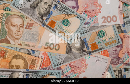 Multi devises dollars Argent et hryvnia, close-up top view concept financer l'investissement Banque D'Images