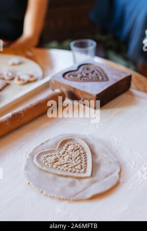 Cuisson traditionnelle à base de pain d'épice. Coeur en bois pressé de pain d'épices. Budapest, Hongrie. Banque D'Images