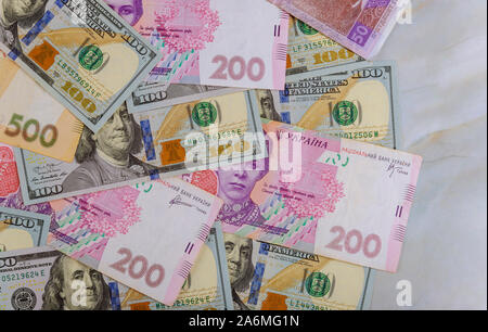 Multi devises dollars Argent et hryvnia, close-up top view concept financer l'investissement Banque D'Images