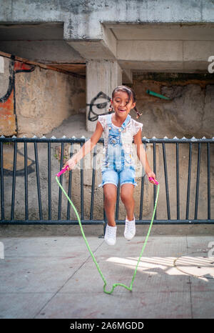 Medellin, Colombie - Antioquia / 28 février 2019 : Jeune fille avec cavalier Jumpping la corde dans la Comuna 13 Neighborhood Banque D'Images