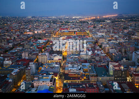 Vue panoramique de la ville de Mexico à partir de la plate-forme d'observation en haut de la tour de l'Amérique latine (Torre Latinoamericana) Banque D'Images