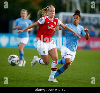 Manchester, UK. 27 Oct, 2019. Manchester, Angleterre - 27 OCTOBRE : L-R Beth Mead d'Arsenal et demi Stokes de Manchester City au cours de la Barclays Women's WFC super match de championnat entre Arsenal et Manchester City femmes Femmes à Meadow Park Stadium le 27 octobre 2019 à Borehamwood, Angleterre : Crédit photo Action Sport/Alamy Live News Banque D'Images